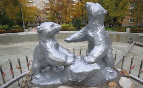 По просьбам жителей в Москве восстановили исторический фонтан с медведями