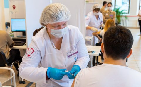 Десять квартир разыграют среди вакцинированных от COVID-19 москвичей