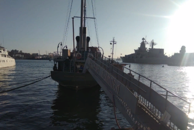 Во Владивостоке загорелся корабль-музей «Красный вымпел»
