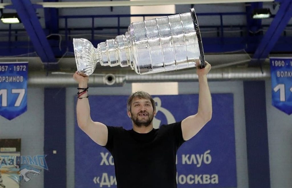 Овечкин продолжает догонять Гретцки