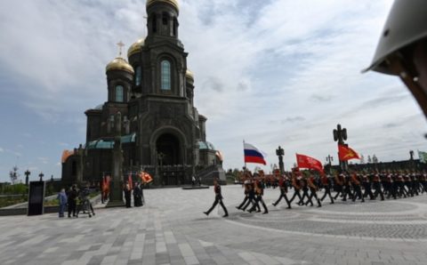Возле Главного храма ВС РФ состоится церемония передачи знамен времен ВОВ