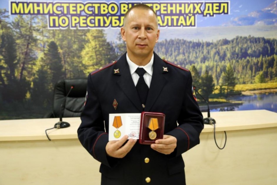 Алтайского полицейского наградили за спасение шестилетней девочки