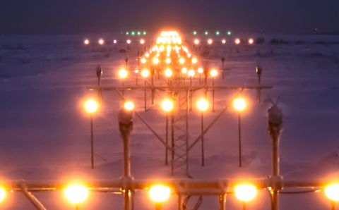 На взлетно-посадочной полосе в Новом Уренгое установили уникальное светосигнальное оборудование