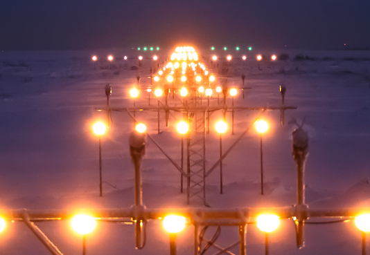 На взлетно-посадочной полосе в Новом Уренгое установили уникальное светосигнальное оборудование