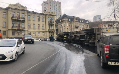 В Приморском крае тягач завалился на припаркованные вдоль обочины автомобили
