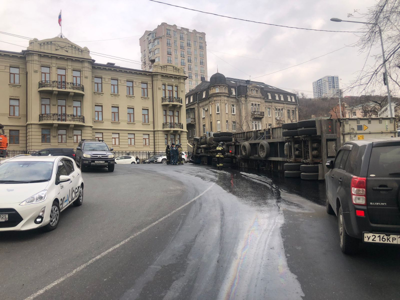 В Приморском крае тягач завалился на припаркованные вдоль обочины автомобили