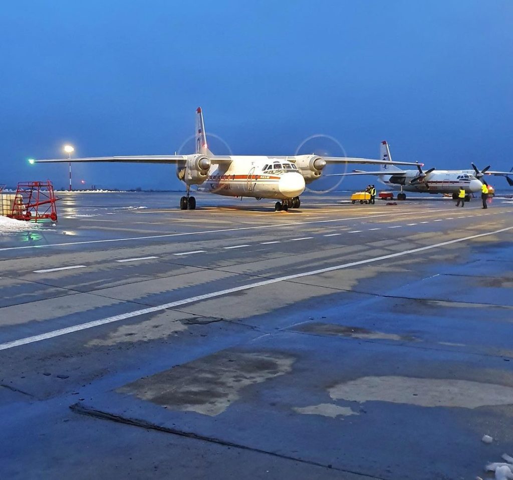 Самолёт Ан-24 снабдил чукотский посёлок луком, капустой, свёклой и колбасой