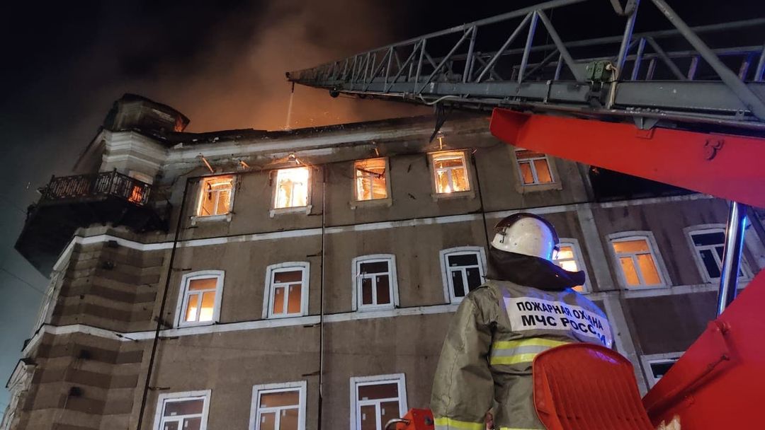 Ночью в центре Саратова произошел крупный пожар