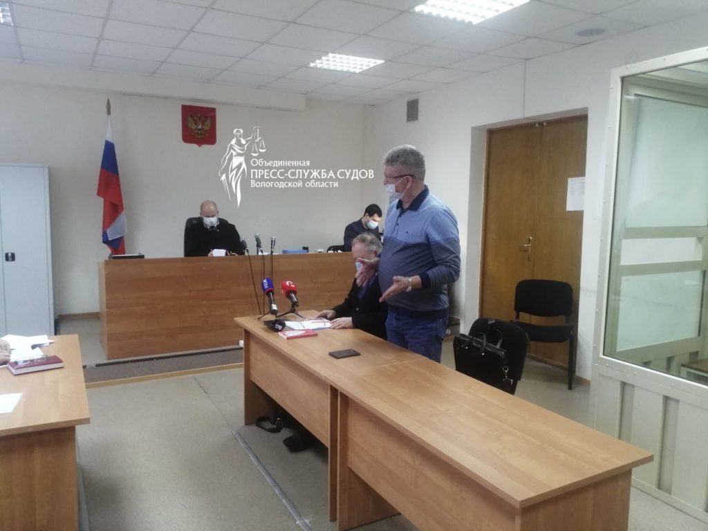 Главе вологодского Пенсионного фонда запретили общаться по телефону и пользоваться интернетом