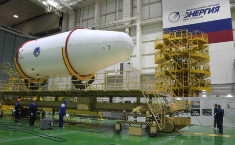 Специалисты из Роскосмоса начали сбор корабля-модуля «Прогресс М-УМ» с ракетой-носителем