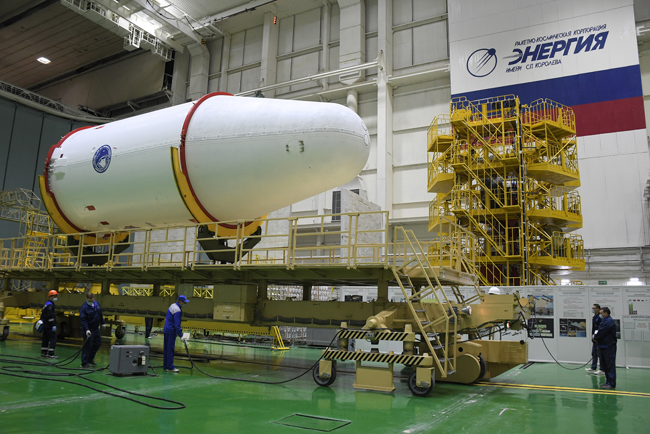 Специалисты из Роскосмоса начали сбор корабля-модуля «Прогресс М-УМ» с ракетой-носителем