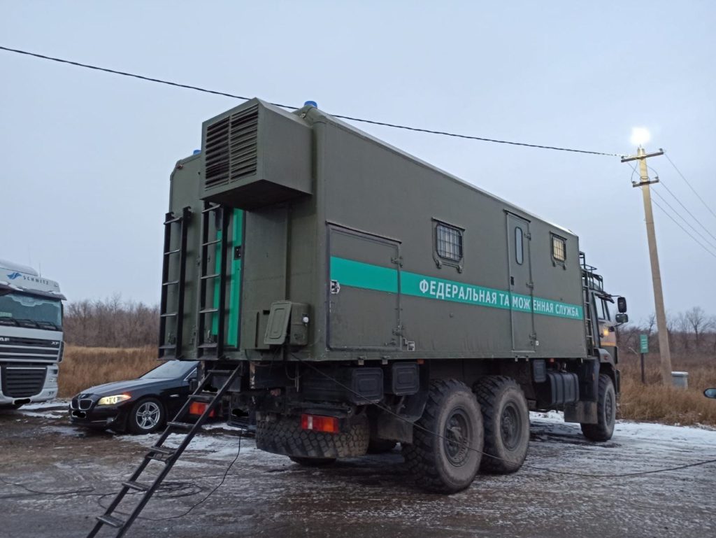 Российские таможенники с помощью беспилотников пресекли незаконный ввоз 300 тонн товара из Казахсатана
