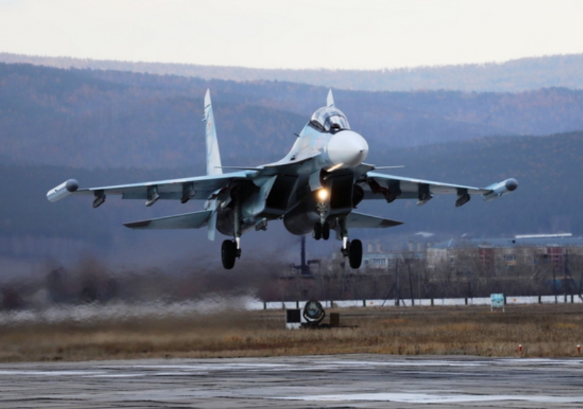 Истребители Су-30 СМ провели полеты в сложных метеосуловиях