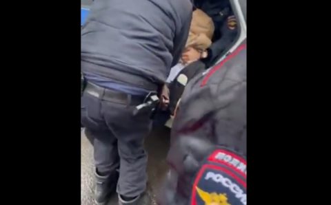 СК возбудил уголовное дело по факту грубого задержания петербургской школьницы полицейским