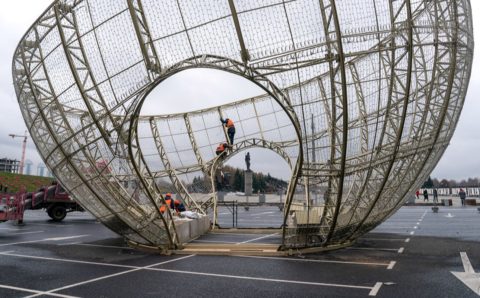 В Москве проводится установка елочного шара высотой в 20 метров