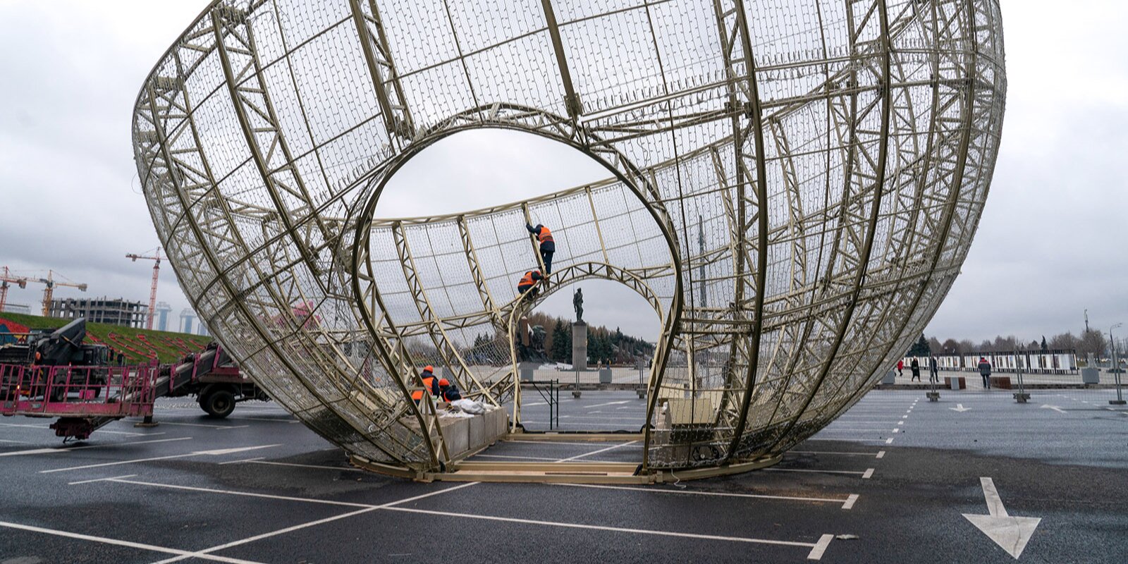В Москве проводится установка елочного шара высотой в 20 метров