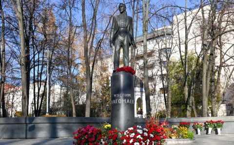 Памятник Муслиму Магомаеву в центре Москвы обновят