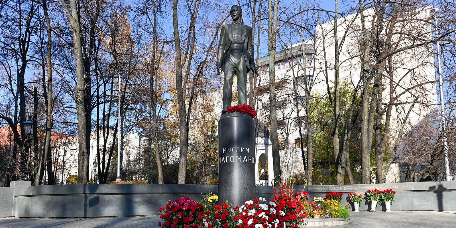 Памятник Муслиму Магомаеву в центре Москвы обновят