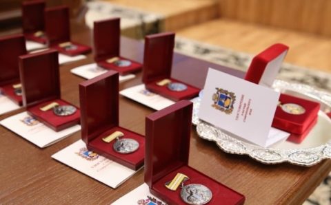 Многодетных мам Ставрополья наградили медалями «Материнской славы»