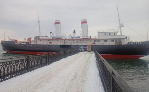 Ремонт старейшего ледокола в мире завершили в Иркутской области