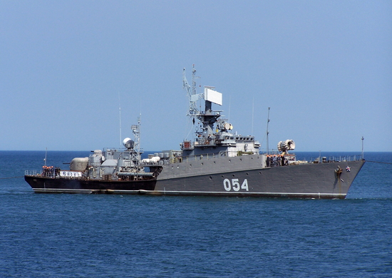 Корабли Черноморского флота провели совместные учения с вертолетами