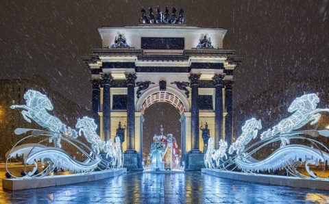 Москву к Новому году украсят разноцветными шарами и гирляндами