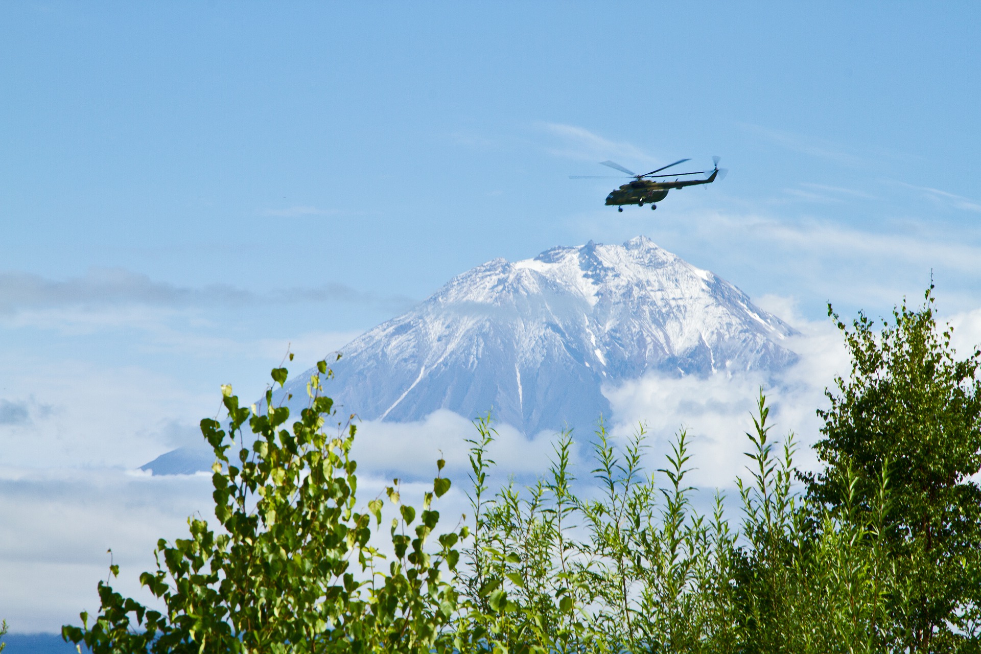 Российские летчики начали учебные полеты в горах Армении