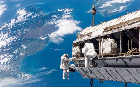 МКС выполнит маневр уклонения от космического мусора