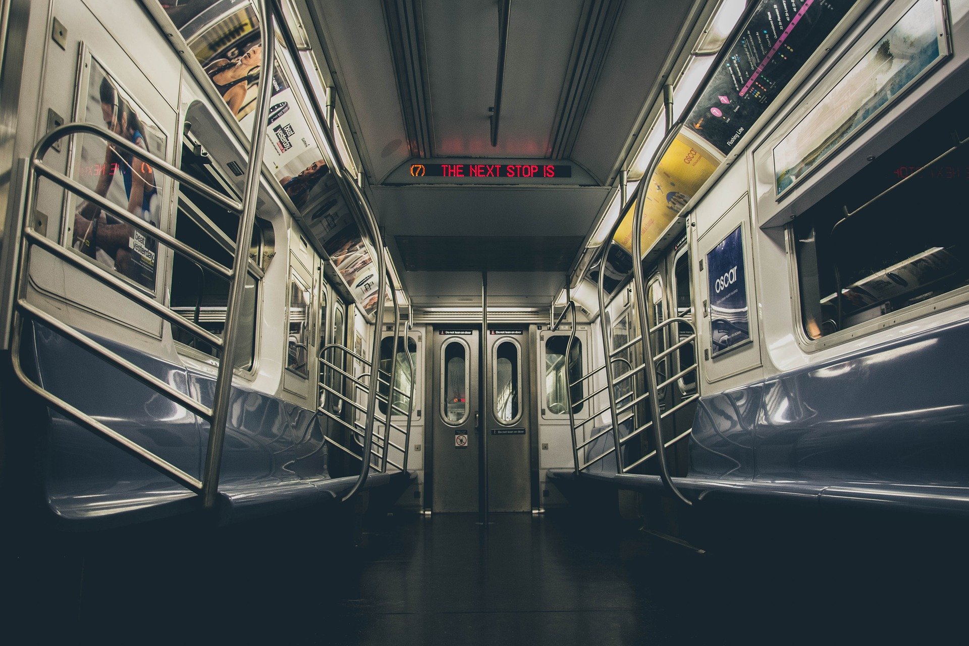 Вагон метро Нью-Йорка внутри