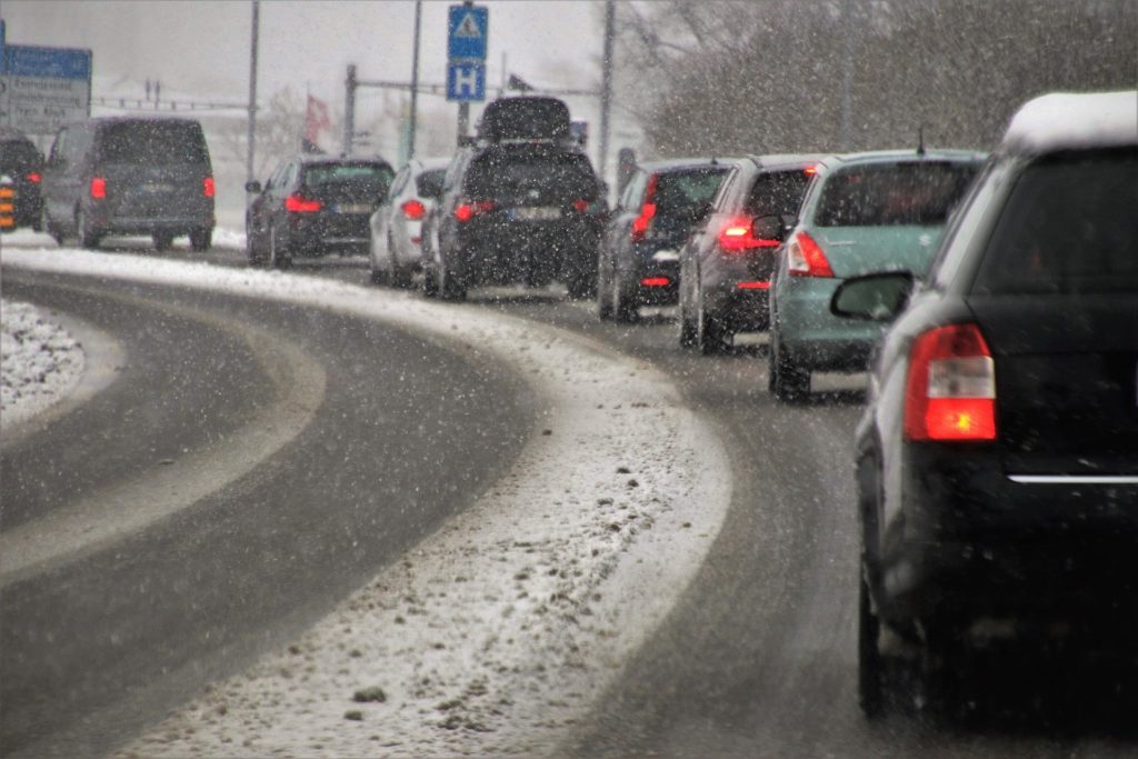 В Петербурге из-за сильного снегопада парализовало движение на автомобильных дорогах