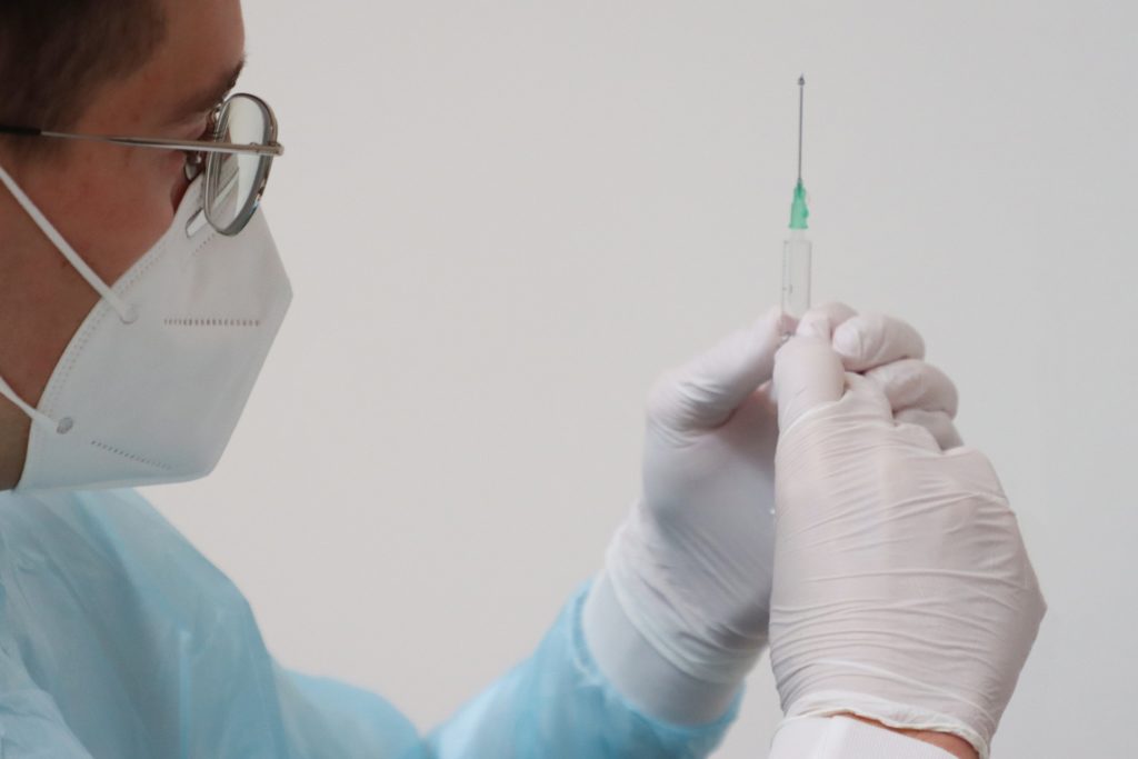 Обязательную вакцинацию для пожилых людей введут в Красноярском крае