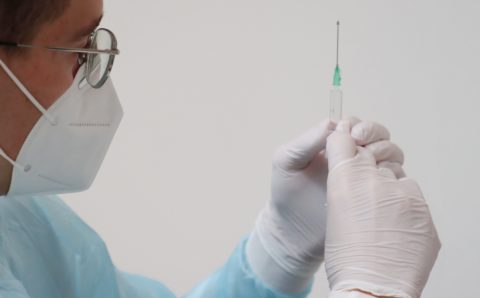Обязательную вакцинацию для пожилых людей введут в Красноярском крае