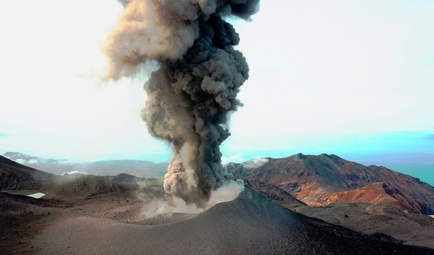 Вулкан Эбеко «шарахнул» пеплом почти на 2 км