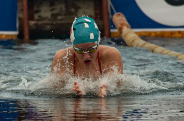 Два мировых рекорда по зимнему плаванию побила спортсменка из Великих Лук