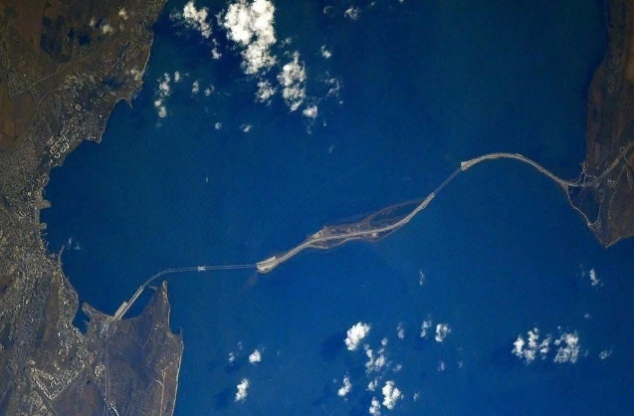 Российский космонавт показал, как с МКС выглядит Крымский мост