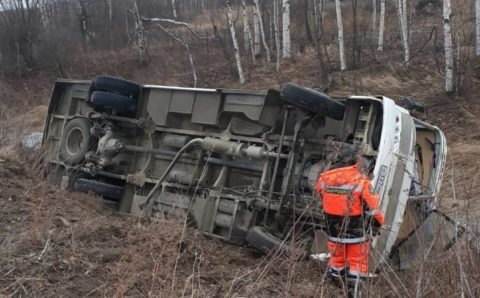 Автобус с пассажирами опрокинулся в Хабаровском крае