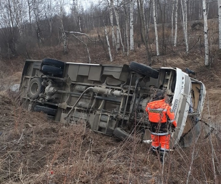Автобус с пассажирами опрокинулся в Хабаровском крае