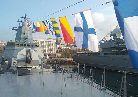 На кораблях Тихоокеанского флота подняли флаги расцвечивания