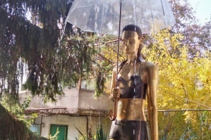 Фонтан в виде статуи девушки под зонтиком в Севастополе демонтировали