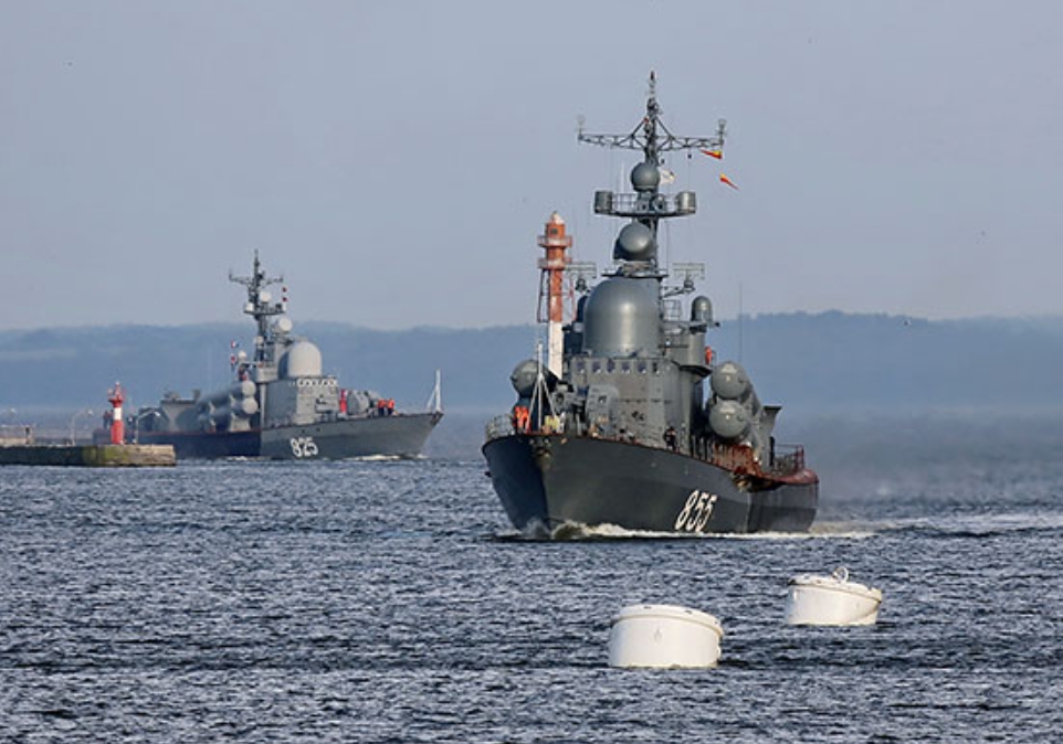 Экипажи кораблей Балтийского флота провели учения в море