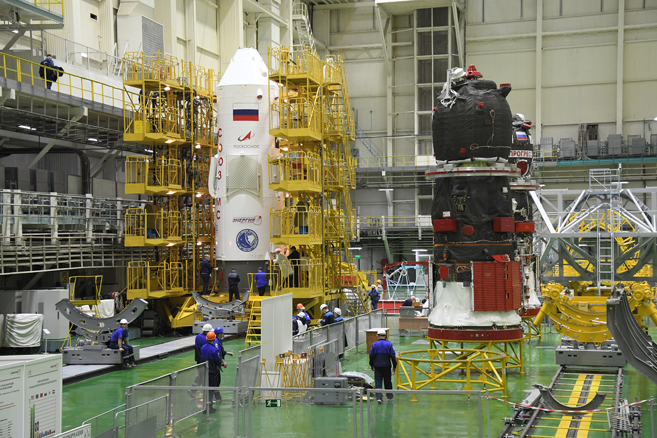 Сотрудники Роскосмоса начали сбор корабля «Союз МС-20» с ракетой-носителем