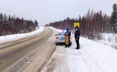 Няганские священнослужители освятили аварийно-опасные участки дорог