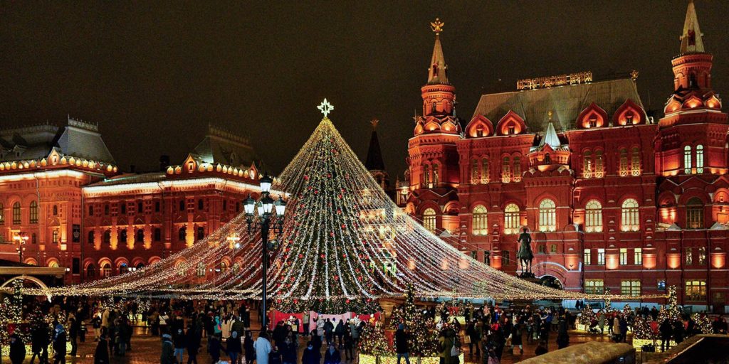Москву закончили украшать к новогодним и рождественским праздникам