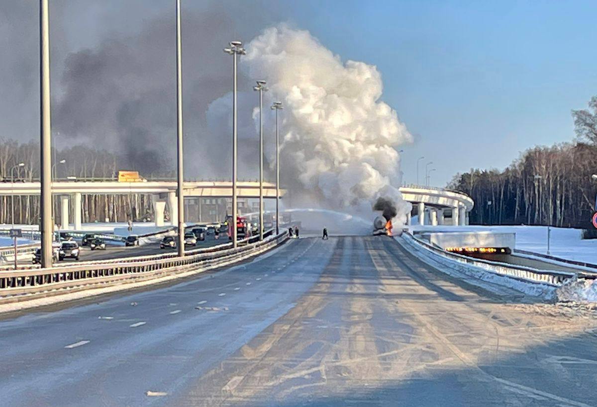 В Москве на Киевском шоссе произошло возгорание грузовика со сжиженным газом