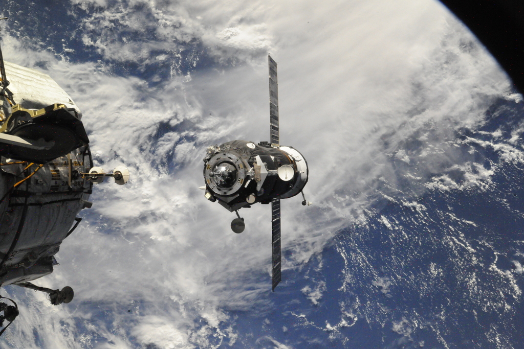 Ученых из Роскосмоса наградили за экспериментальные исследования на космических кораблях