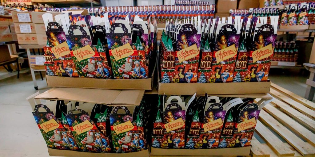 Московские фабрики заготовят три тысячи тонн новогодних подарков