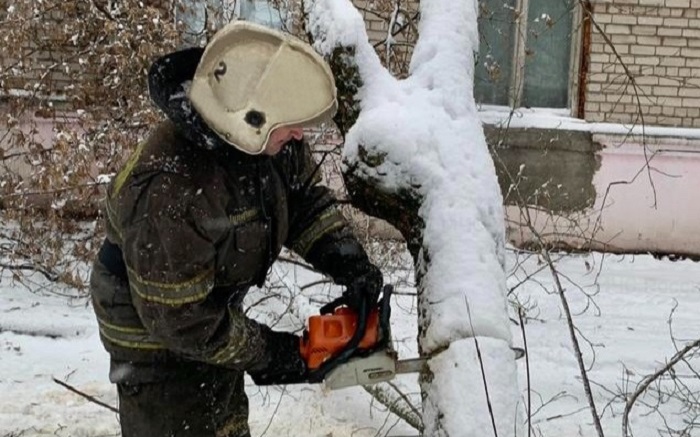 Снегопад оставил без электричества около ста населённых пунктов Тверской области