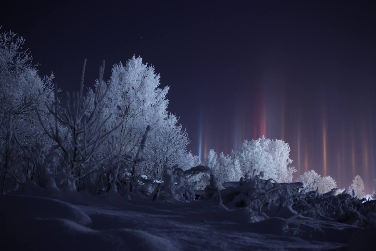 Световые столбы украсили ночное небо в Ленинградской области