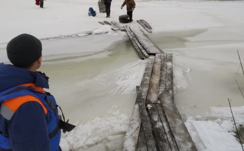 Со льда Енисея эвакуировали почти 60 рыбаков