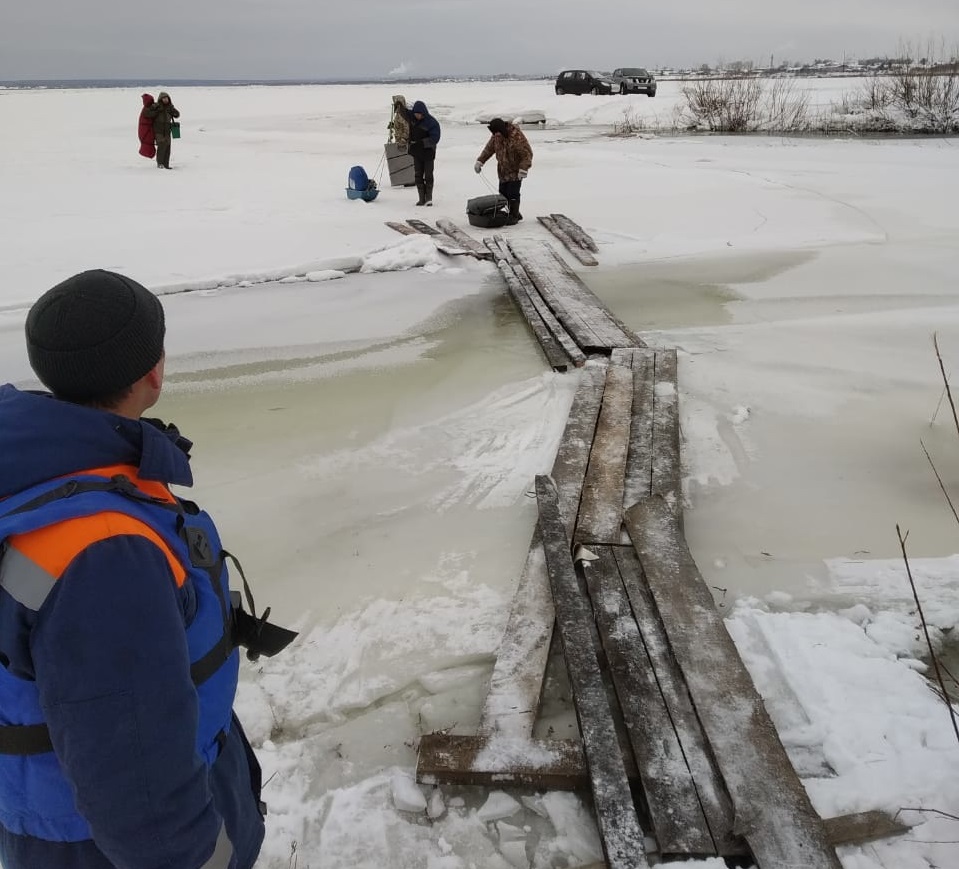 Со льда Енисея эвакуировали почти 60 рыбаков